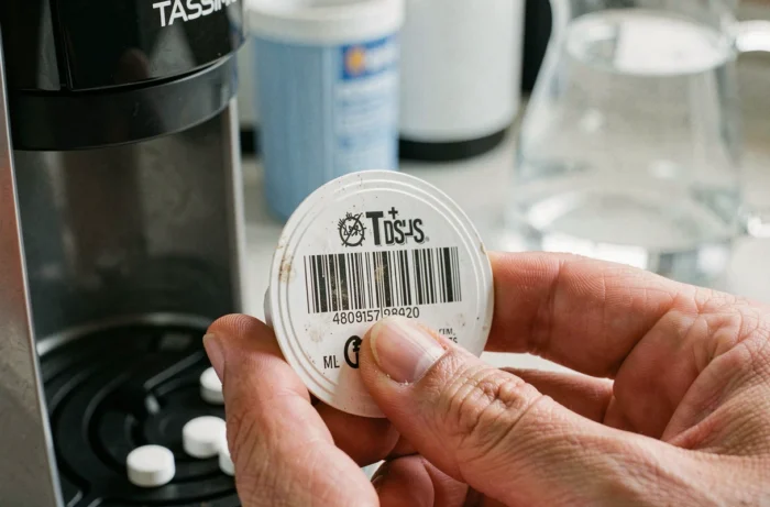 Gros plan sur un disque T DISC Tassimo inspecté pour diagnostiquer un problème de café trop court